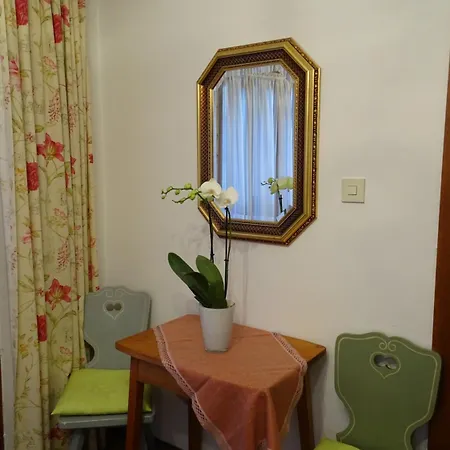 לינה וארוחת בוקר Rainhof 4*